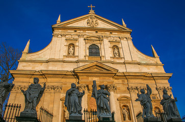 Facciata della chiesa barocca dei Santi Pietro e Paolo a Cracovia