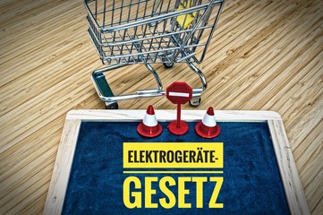 Tafel mit Einkaufswagen und Aufschrift in deutsch Elektrogerätegesetz in englisch Electric Equipment Act