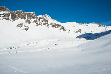 Obraz premium Panoramic view down snow covered valley in alpine mountain range