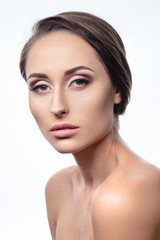 Obraz premium Glamour portrait of young beautiful fashion woman posing with professional makeup and hairstyle. Fashion brunette girl over white background.