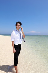 沖縄の美しいビーチで寛ぐ男性