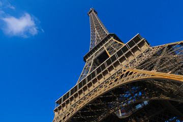 Fototapeta na wymiar Eiffel Tower on blue sky Paris