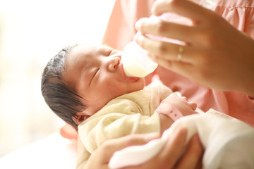 Obraz na płótnie Canvas ミルクを飲む新生児