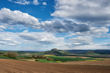 Fototapeta na wymiar Hügelige Landschaft mit dem Hegauvulkan Hohentwiel