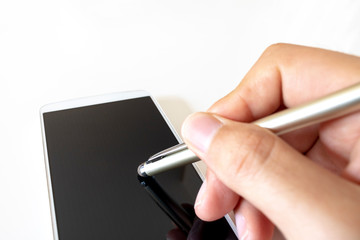 スマートフォンをタッチペンで操作する男性の手