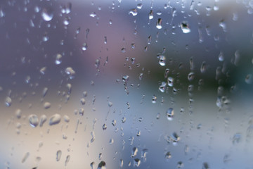 Regentropfen an Fensterscheibe