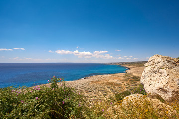 Krajobraz nadmorski w piękny słoneczny dzień