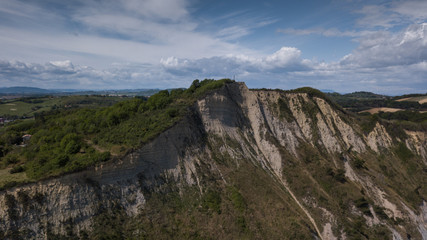Italia, maggio 2019 - vista panoramica della citta di pesaro e della falesia a picco sul mare del...