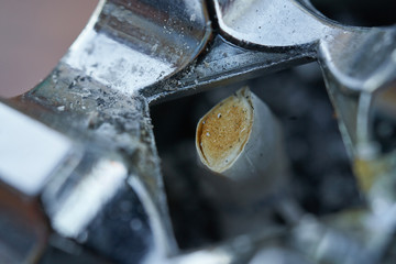 Palący się papieros w popielniczce