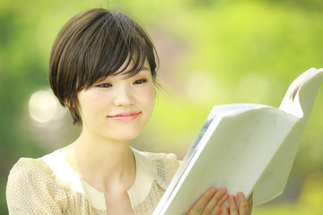 読書する女性