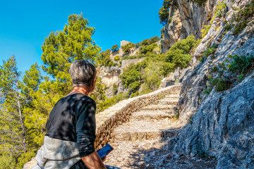 Pause und genießen vor dem Castell d’Alaró auf dem Puig d’Alaró