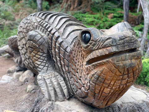 Sculpture en bois en forme d'animal reptil