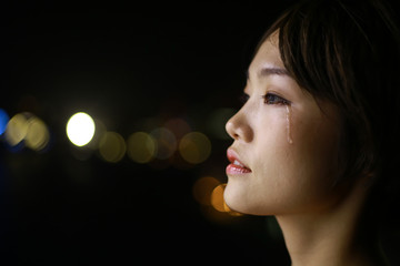 涙を流す女性