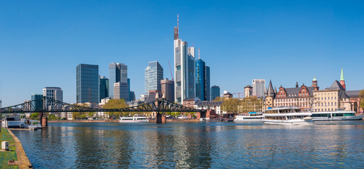 Fototapeta na wymiar Frankfurt city with skyline and bridge