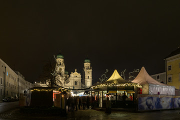 Christkindlmarkt Passau vor dem Dom St. Stephan