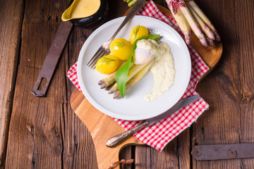 asparagus with poached egg sauce and wild garlic