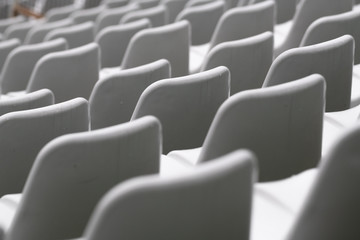 Weiße Stuhlreihen einer Zuschauertribüne