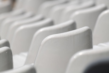 Weiße Stuhlreihen einer Zuschauertribüne