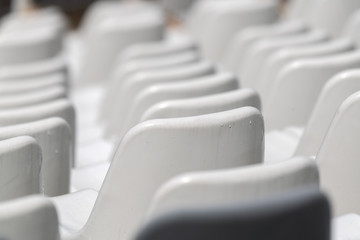 Weiße Stuhlreihen einer Tribüne