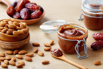 Vegan date spread with almonds (sugar-free).