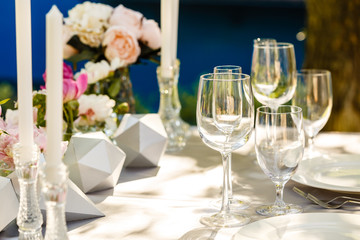 Ideas for wedding table decor with white and pink flowers