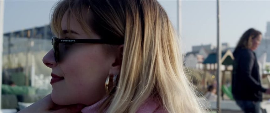 Junge h&uuml;bsche Frau l&auml;chelt in einer Strandbar