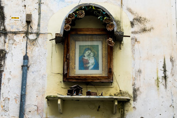 Kleiner Wegaltar in der italienischen Großstadt Neapel