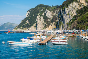 Fototapeta na wymiar Fischerhafen in Capri in Italien