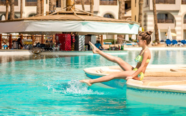 Naklejka premium Child in the swimming pool