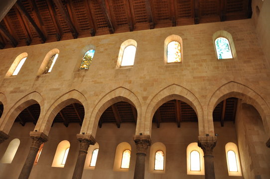 Vetrate artistiche della navata destra della cattedrale di Cefalù, Sicilia, Italia, patrimonio Unesco