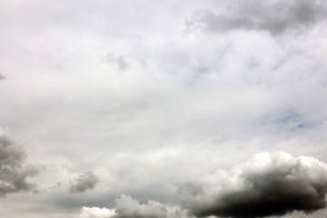 Obraz premium 今にも雨が降ってきそうな雲の風景