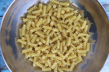 Pâtes fusillis sèches dans un bol