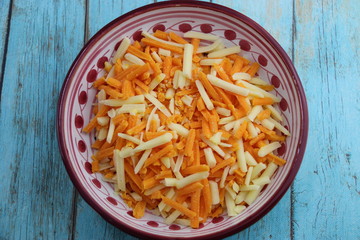 Fromage râpé dans un bol