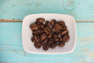 Grains de café dans une coupelle