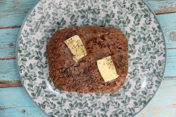 Steak haché au beurre sur une assiette