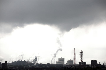煙がもくもくと立ち昇る工場地帯