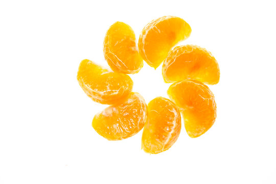 Rodajas de mandarina sobre fondo blanco