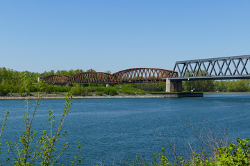 Fototapeta premium Alte Stahlfachwerk Brücke von Winterdorf über den Rhein nach Frankreich