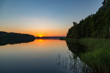 am See bei einem schönen Sonnenuntergang