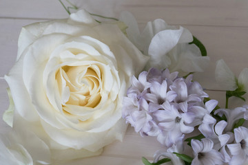 白いバラと紫のヒヤシンス