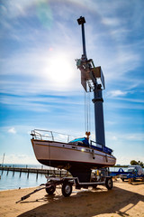 ein großes Boot wird mit einem Kran ins Wasser gesetzt