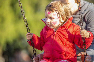 Ni&ntilde;a calesita carrusel maquillaje jugar plaza