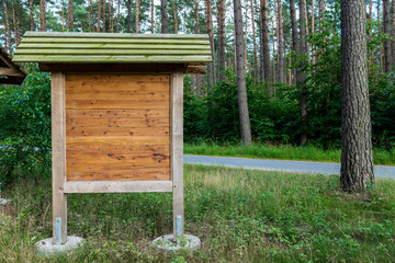 eine Holztafel steht im Wald	