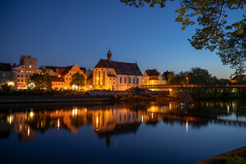 Fototapeta na wymiar Nächtliche Beleuchtung an der Donau in Regensburg