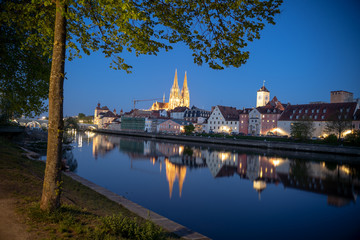 Fototapeta na wymiar Regensburger Dom an der Donau in der blauen Stunde