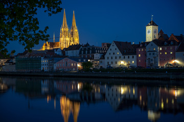 Obraz premium Alktstadt und Dom in Regensburg zur blauen Stunde