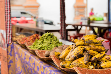Bananen und Gewürze am Markt in Bali
