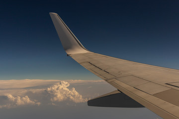 Obraz premium View of the earth from the wing of the aircraft.