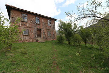 Obraz premium Old ruined house adobe and wood facade in village Gara Bov, Bulgaria. Old adobe wall. Brown, detail.