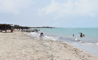 Personas bañándose en la playa 